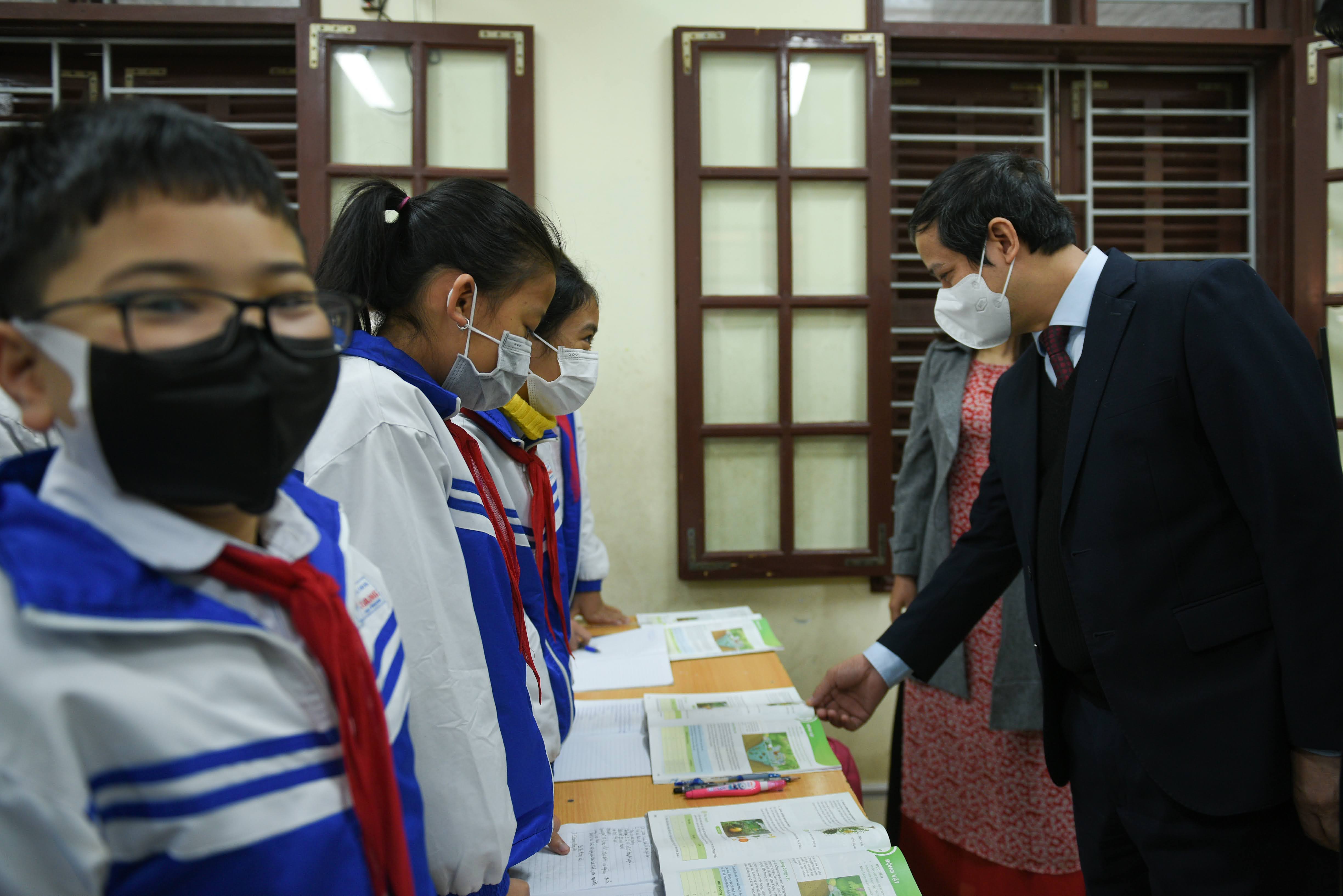 mo-cua-truong-hoc-b236nh-tinh-ung-ph243-voi-dich-benh_2.jpg