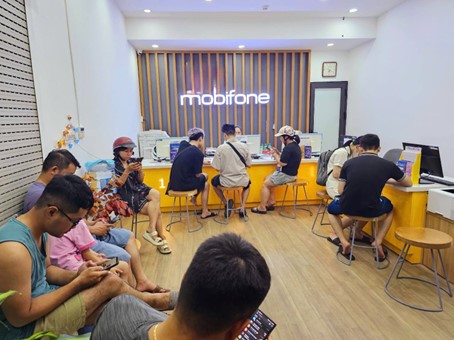 MobiFone đồng hành cùng khách hàng duy trì kết nối liên lạc sau bão Yagi 