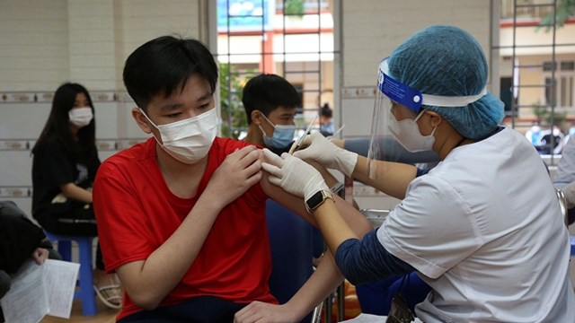 Một học sinh Hà Nội mắc Covid-19 từng tiêm vaccine tại trường: Lãnh đạo Sở GDĐT nói gì? 