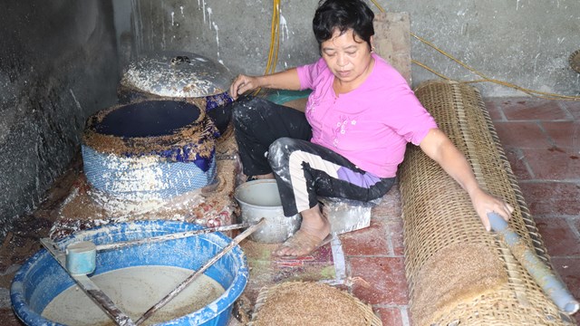 Một ngôi làng quanh năm làm bánh đa vừng, cận Tết rộn ràng vì cháy đơn hàng