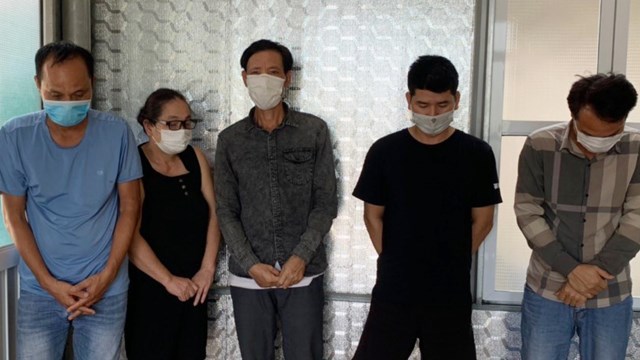 Một phụ nữ U50 đánh ‘3 cây’ ăn tiền với 4 người đàn ông