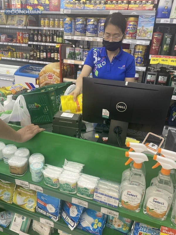 Nhân viên Co.op food mặc đồng phục của Co.op mart Nhân viên Co.op food mặc đồng phục của Co.op mart