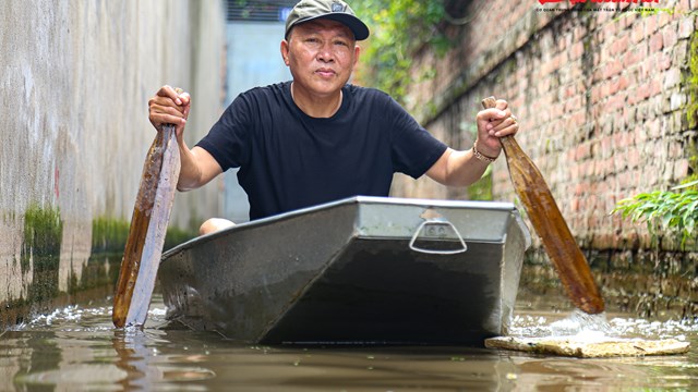 Một tuần sau mưa, dân Hà Nội vẫn khốn khổ sống cảnh ngập lụt