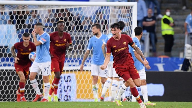 Mourinho nhận thẻ vàng, AS Roma thua kịch tính Lazio vì người cũ