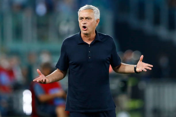 mourinho-nhan-the-v224ng-as-roma-thua-kich-t237nh-lazio-v236-nguoi-cu_4.jpg