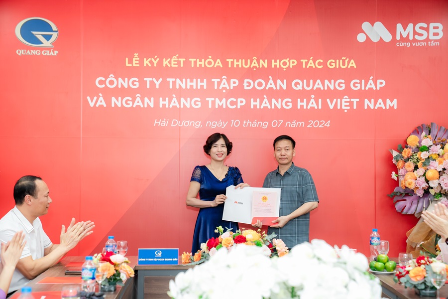 Ông Đàm Văn Giáp, Giám đốc Công ty TNHH Tập đoàn Quang Giáp, chủ đầu tư Phú Quý Golden Land trao sổ đỏ cho khách hàng