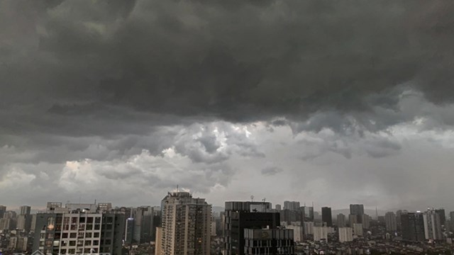 Mưa dông tập trung ở nội thành Hà Nội, nhiệt độ cao nhất 31-33 độ