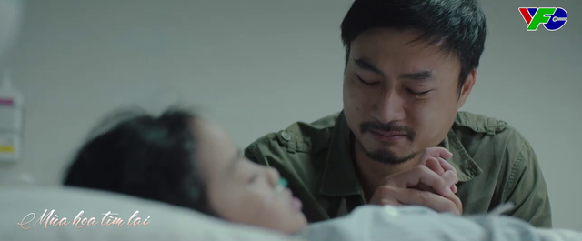 Trong “Mùa hoa tìm lại“, Đồng nghẹn lòng nhìn con gái hôn mê. Ảnh: CMH