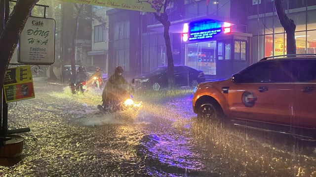 Mưa lớn, đường phố Hà Nội thành sông