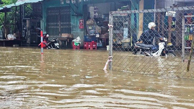 Mưa lớn, nhiều tuyến đường ở TP Huế bị ngập sâu, giao thông đi lại khó khăn
