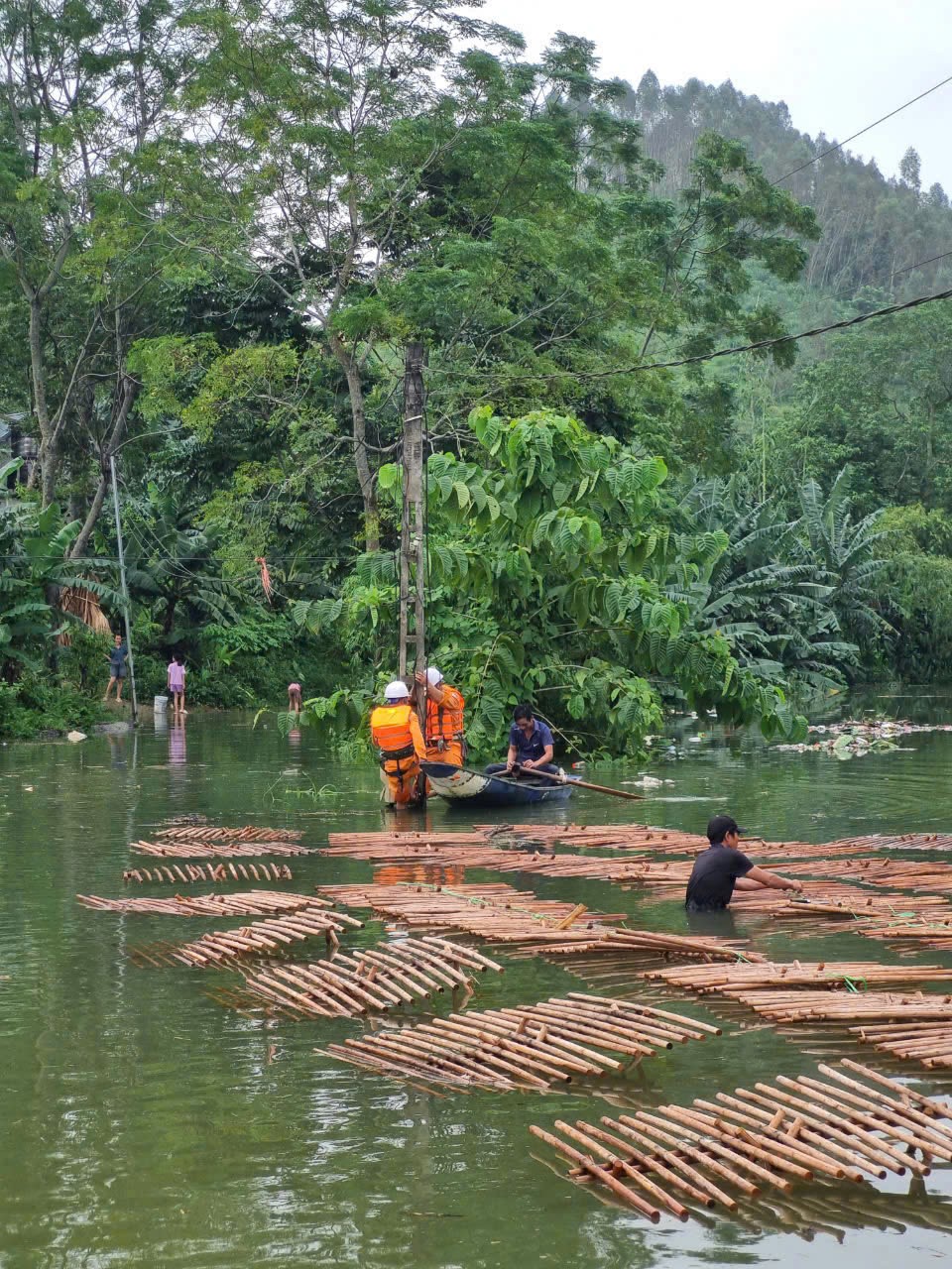 Tại tỉnh Yên Bái, mưa to nước ngập rất nhiều nơi gây khó khăn cho việc di chuyển khắc phục sự cố