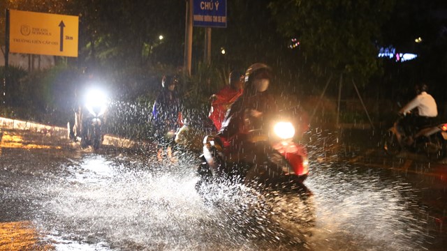 Mưa như trút nước, loạt tuyến đường Hà Nội chìm trong 'biển' nước