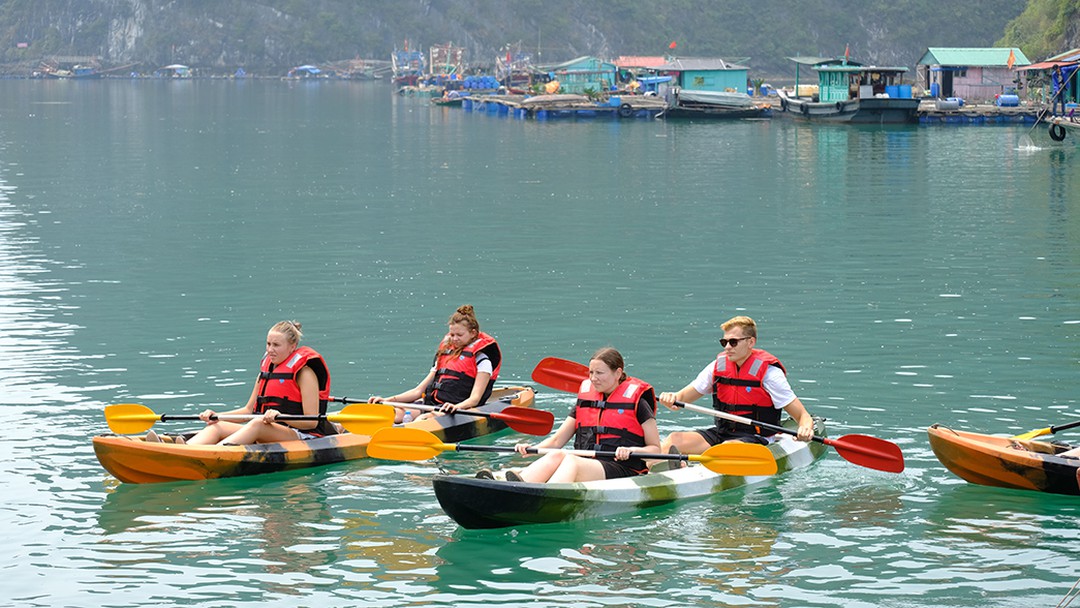 Mùa thu vàng khua mái chèo kayak trên vịnh Hạ Long