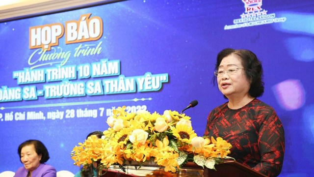 Mười năm 'lên rừng xuống biển' giúp người