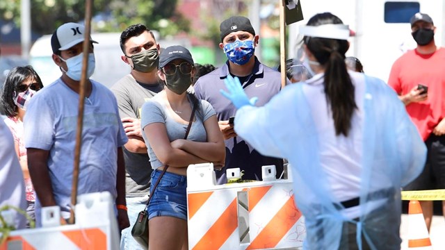 Mỹ: Bang California tái áp đặt quy định đeo khẩu trang