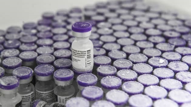 Mỹ mua 500 triệu liều vaccine Pfizer để chia sẻ toàn cầu
