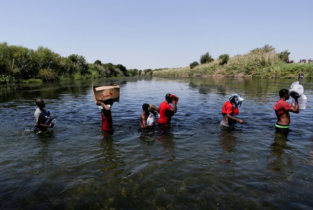my-truc-xuat-h224ng-loat-nguoi-di-cu-haiti-khoi-bang-texas_3.jpg