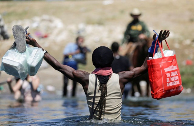 my-truc-xuat-h224ng-loat-nguoi-di-cu-haiti-khoi-bang-texas_4.jpg