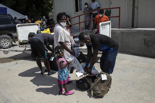 my-truc-xuat-h224ng-loat-nguoi-di-cu-haiti-khoi-bang-texas_6.jpeg