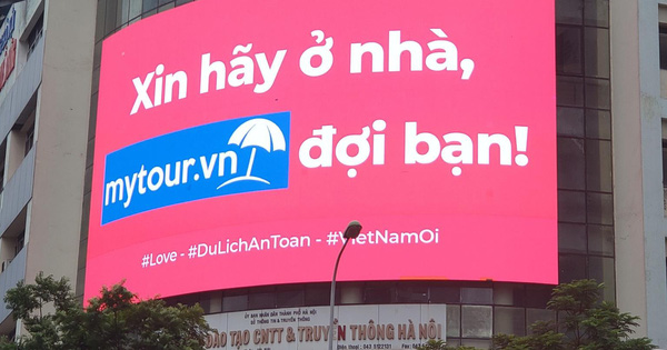 Mytour.vn khuyến khích người dân ở nhà bằng những màn hình LED khắp Hà Nội