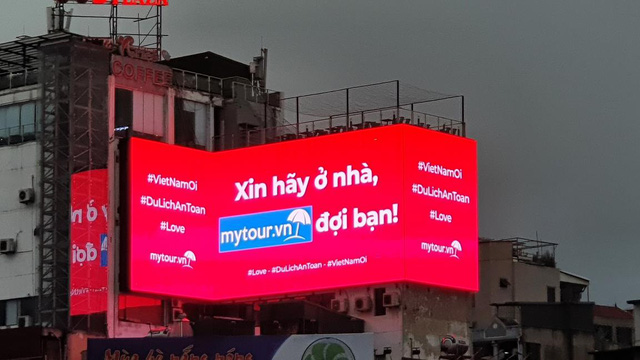 Mytour.vn khuyến khích người dân ở nhà bằng những màn hình LED khắp Hà Nội - Ảnh 2.