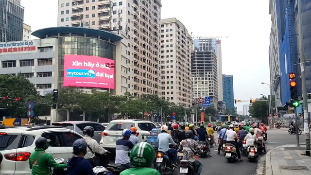 Mytour.vn khuyến khích người dân ở nhà bằng những màn hình LED khắp Hà Nội - Ảnh 3.