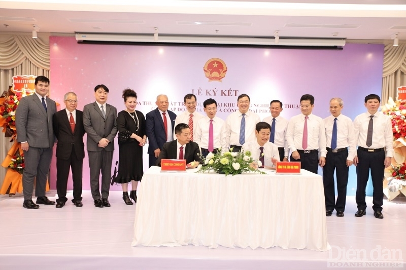 Ông Phạm Gia Túc, Bí thư tỉnh Nam Định chứng kiến Lễ ký kết phát triển dự án giữa Công ty Cổ phần Xây dựng hạ tầng Đại Phong và Tập đoàn JiaWei; biên bản ghi nhớ giữa Công ty Cổ phần Xây dựng Hạ tầng Đại Phong và Công ty Thiên Hà. Ông Phạm Gia Túc, Bí thư tỉnh Nam Định chứng kiến Lễ ký kết phát triển dự án giữa Công ty Cổ phần Xây dựng hạ tầng Đại Phong và Tập đoàn JiaWei; biên bản ghi nhớ giữa Công ty Cổ phần Xây dựng Hạ tầng Đại Phong và Công ty Thiên Hà.