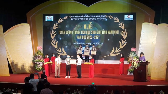 nam-dinh-kh244ng-de-c243-hoc-sinh-n224o-v236-kh243-khan-kh244ng-duoc-den-truong39_2.jpg