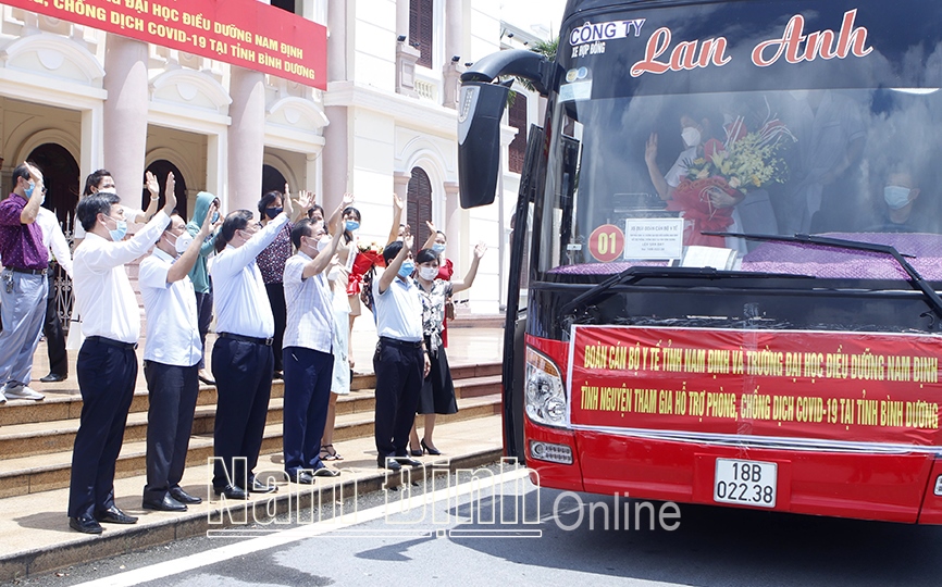 Nam Định tiễn 113 cán bộ y tế và tình nguyện viên lên đường chống dịch