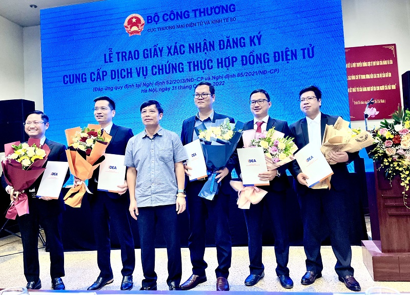 5 doanh nghiệp đầu tiên được trao Giấy xác nhận đăng ký cung cấp dịch vụ chứng thực hợp đồng điện tử