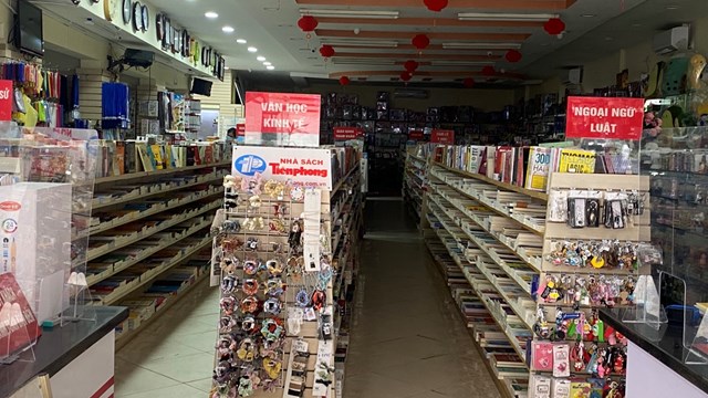 Năm học mới, phụ huynh xoay xở mua đồ dùng học tập cho con