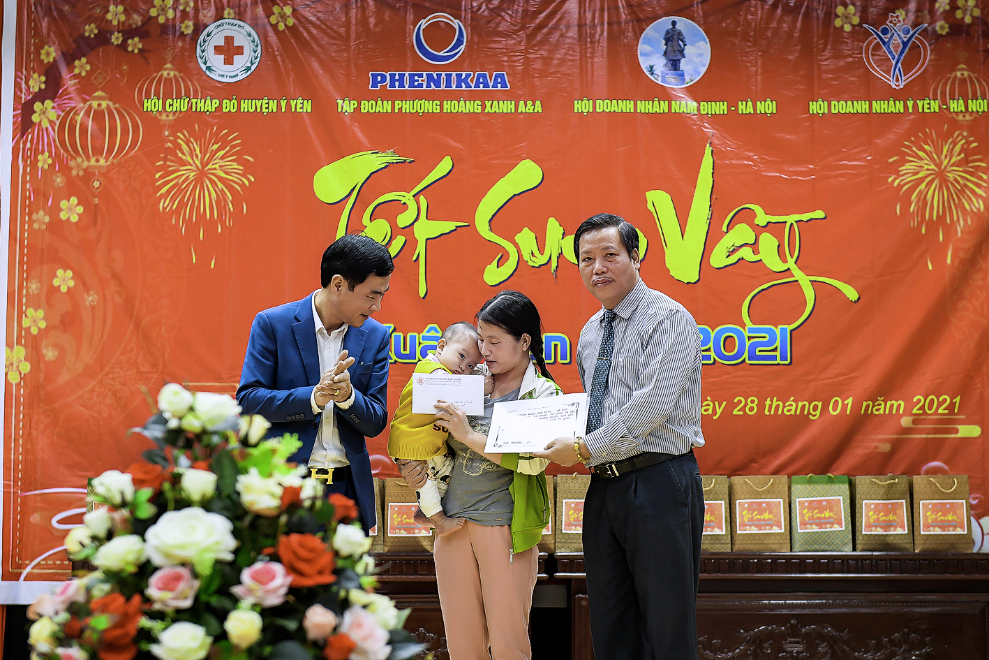261 suất quà trao tặng người nghèo đón Tết huyện Ý Yên, Nam Định