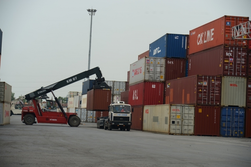 Bốc xếp hàng hóa xuất khẩu tại cảng Đình Vũ (Hải Phòng).