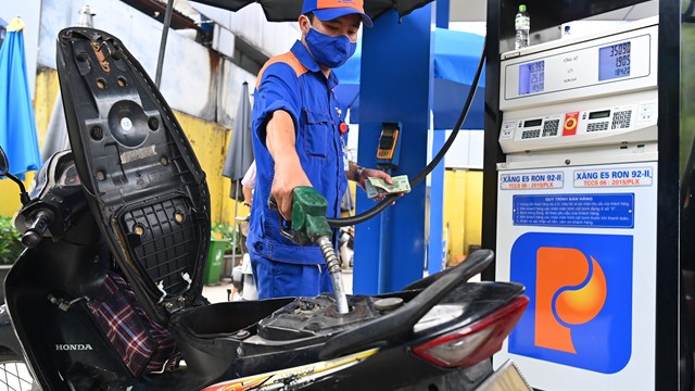 Ngày mai (25/11) giá xăng có thể giảm mạnh sau 5 lần tăng liên tiếp