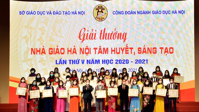 Ngày Nhà giáo Việt Nam: Không tiếp khách, nhận hoa chúc mừng 