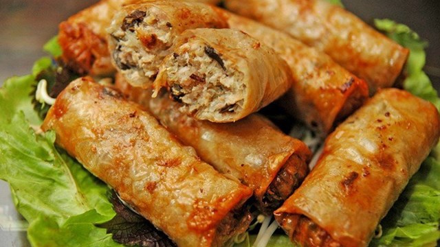 Ngày Tết làm món nem rán giòn tan đãi khách