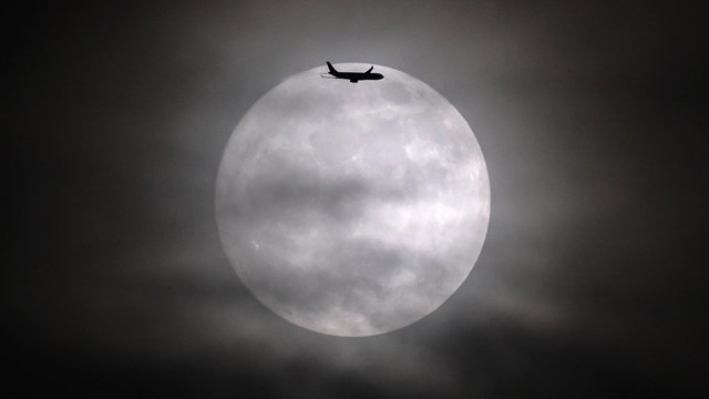 Ngắm hình ảnh kỳ thú khi máy bay 'xuyên qua' siêu trăng từ Hà Nội