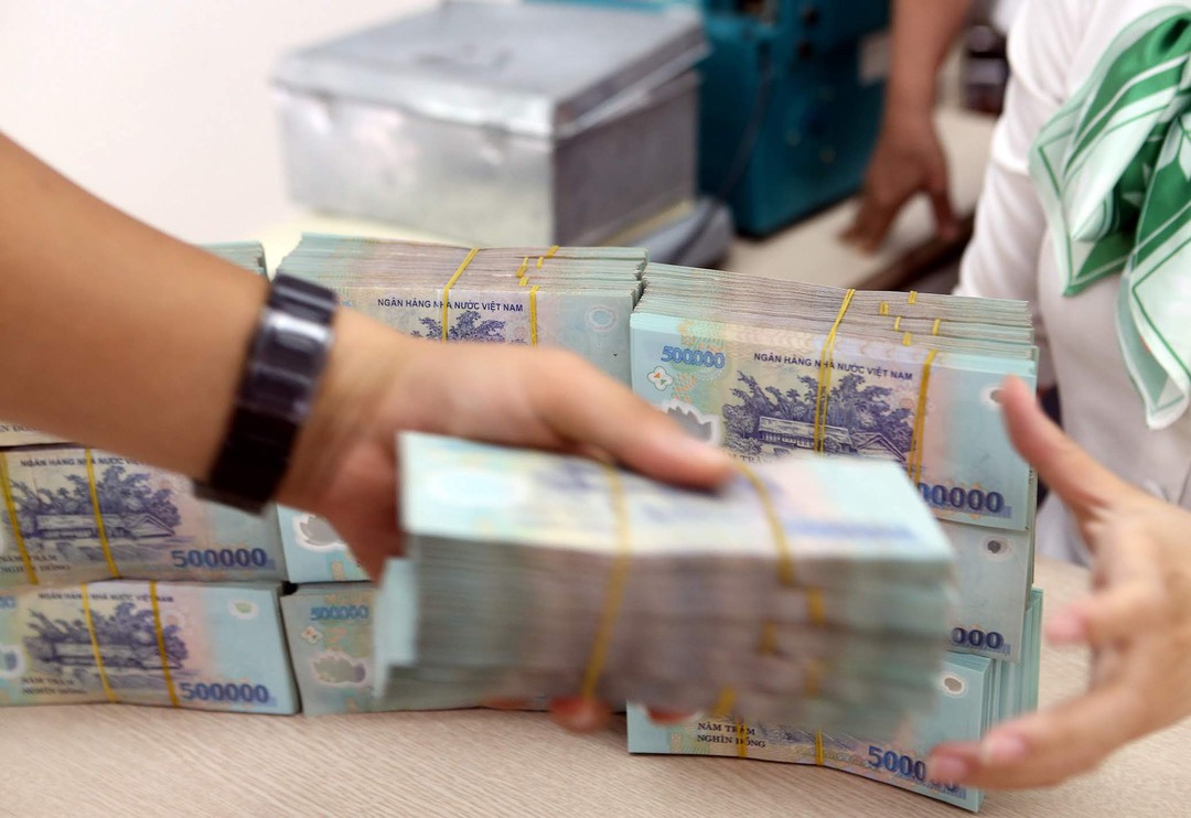 Ngân hàng khấu trừ thuế trên tài khoản khách hàng: Mọi giao dịch đều bị kiểm soát ?