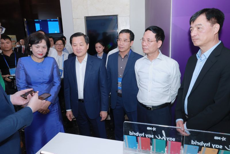 Phó Thủ tướng Chính phủ, Bộ trưởng Bộ Thông tin và Truyền thông, Thống đốc Ngân hàng Nhà nước Việt Nam và Chủ tịch HĐQT MB đến thăm gian hàng của MB tại triển lãm