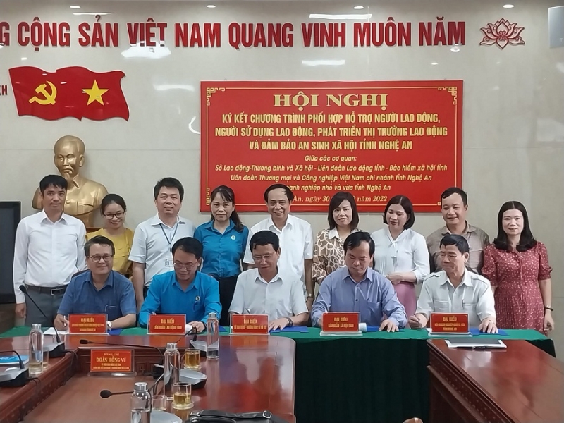Các đơn vị ký kết chương trình phối hợp hỗ trợ người lao động, người sử dụng lao động, phát triển thị trường lao động và đảm bảo an sinh xã hội tỉnh Nghệ An.