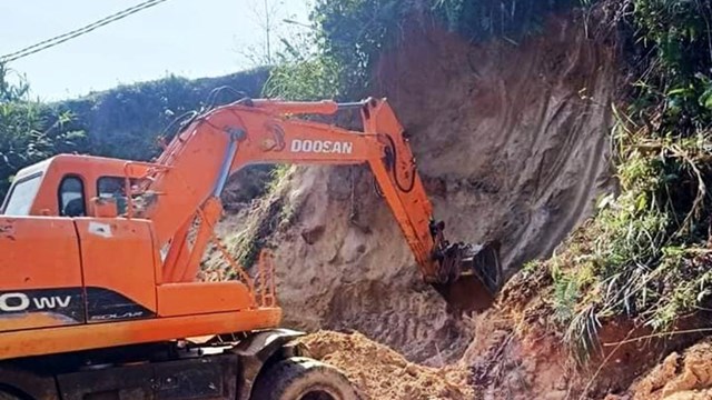 Nghệ An: Sạt lở đất kinh hoàng vùi lấp 5 cháu nhỏ, một bé trai tử vong