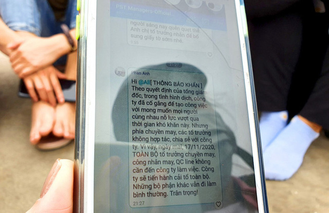  Nghỉ làm tăng ca vì không có lương, cả trăm công nhân bị chặn cổng khi quay lại làm việc - Ảnh 2.