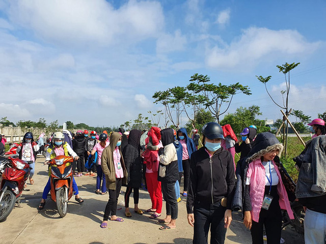  Nghỉ làm tăng ca vì không có lương, cả trăm công nhân bị chặn cổng khi quay lại làm việc - Ảnh 3.