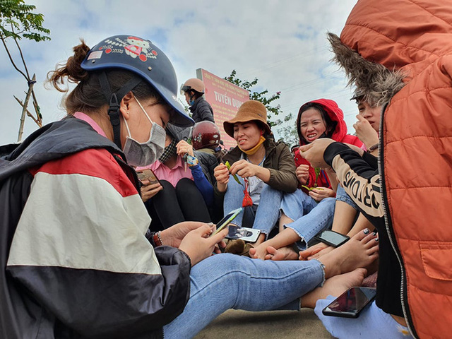  Nghỉ làm tăng ca vì không có lương, cả trăm công nhân bị chặn cổng khi quay lại làm việc - Ảnh 5.