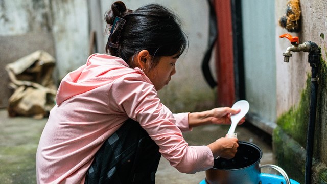 Nghị lực phi thường của cô gái bé nhỏ bị suy thận