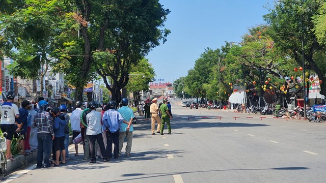 nghi-pham-no-s250ng-cuop-tiem-v224ng-o-cho-d244ng-ba-bi-bat-khi-dang-co-thu-duoi-ch226n-cau_2.jpg nghi-pham-no-s250ng-cuop-tiem-v224ng-o-cho-d244ng-ba-bi-bat-khi-dang-co-thu-duoi-ch226n-cau_2.jpg