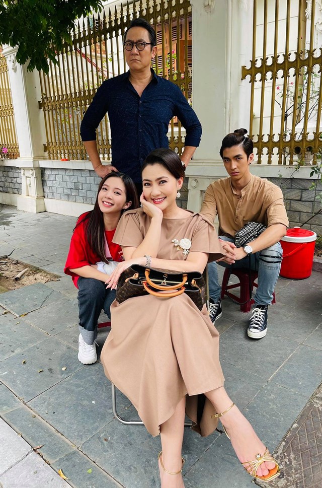 ngoc-lan-stress-voi-vai-diem-39da-nh226n-c225ch39-trong-39mat-na-guong39_5.jpg ngoc-lan-stress-voi-vai-diem-39da-nh226n-c225ch39-trong-39mat-na-guong39_5.jpg