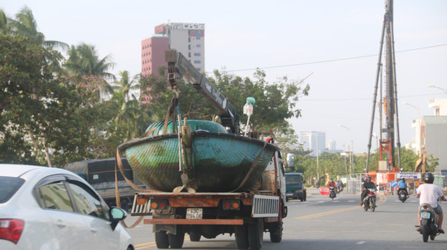 Ngư dân Đà Nẵng hối hả thuê xe cẩu đưa thuyền đi tránh bão số 9 - Ảnh 10.