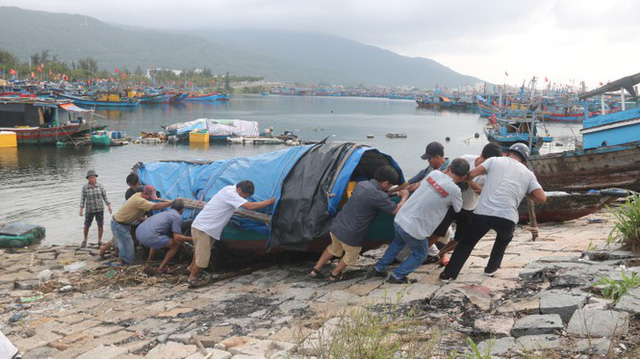 Ngư dân Đà Nẵng hối hả thuê xe cẩu đưa thuyền đi tránh bão số 9 - Ảnh 3.