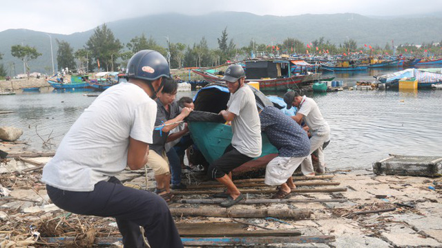 Ngư dân Đà Nẵng hối hả thuê xe cẩu đưa thuyền đi tránh bão số 9 - Ảnh 4.